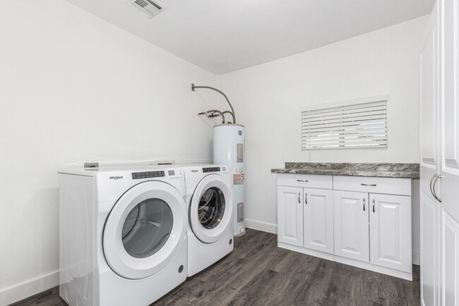 Building Photo - Amazing 3 bed 2 bath home with large backyard