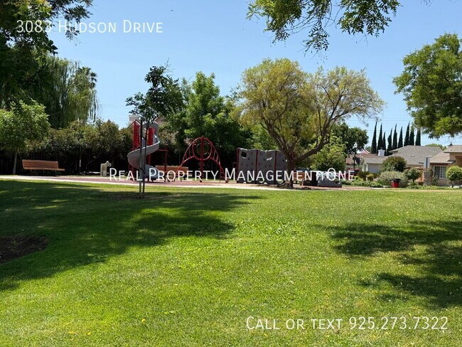 Building Photo - 3083 Hudson Dr