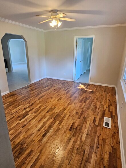 Building Photo - 495 Lakeshore Ln