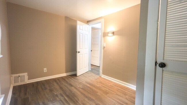 Building Photo - Welcome home to this freshly renovated 3-bedroom, 1-bathroom home on Cleveland’s West Side!