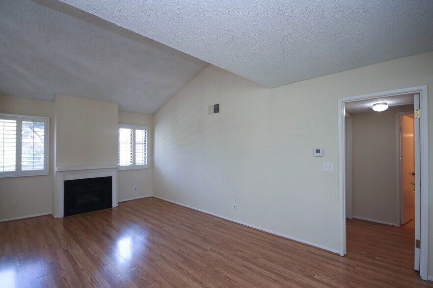 Building Photo - 542 N Orange Grove Blvd