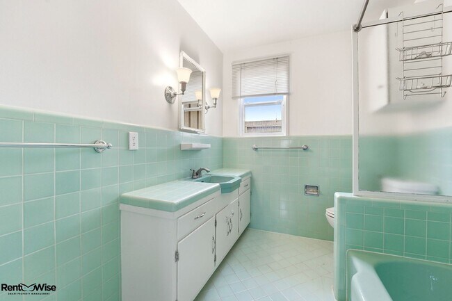 Building Photo - 536 W Hillsdale Blvd