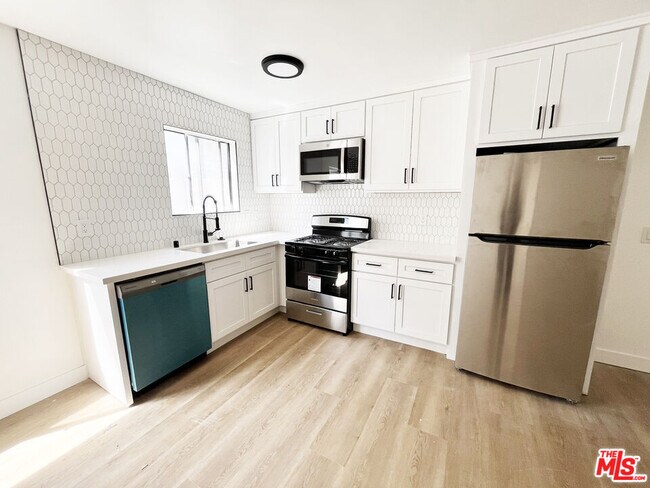 Building Photo - 5440 Carlton Way