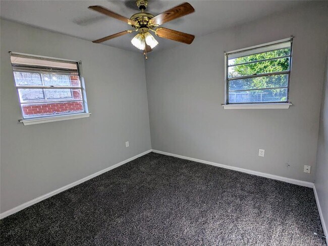 Building Photo - 504 NE 18th St