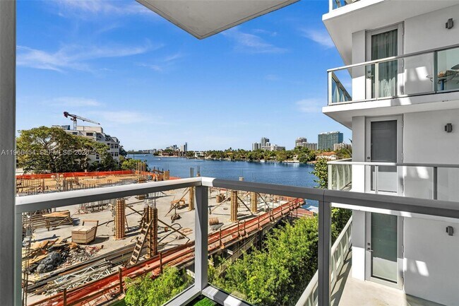 Building Photo - 9901 E Bay Harbor Dr