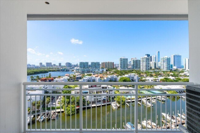 Building Photo - 400 Kings Point Dr