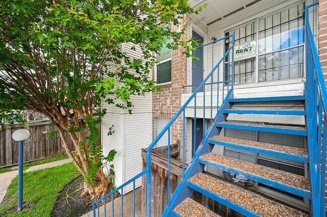Building Photo - 3900 Woodchase Dr