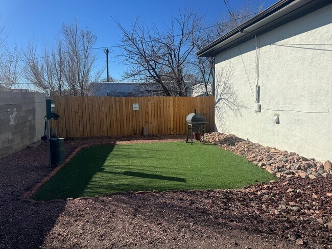 Building Photo - 1 Bedroom with Granite Counters and In-Unit Laundry!