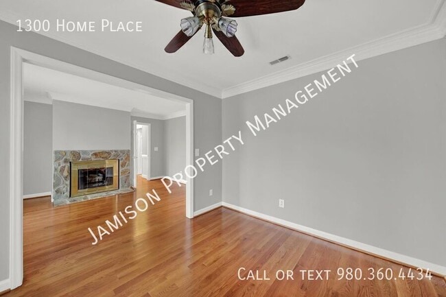 Building Photo - 1300 Home Pl