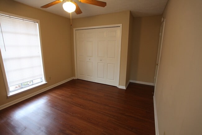 Building Photo - Charming 3BR/1BA Duplex in Convenient Location