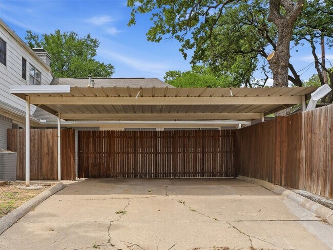 Building Photo - 2121 Canton Dr