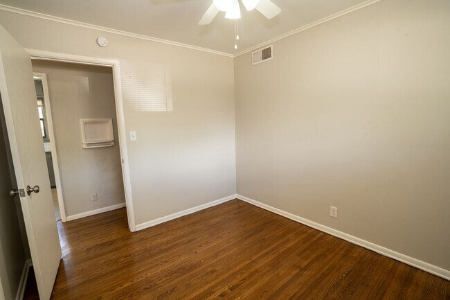 Building Photo - 3 Bed 1 Bath MIDTOWN home!!
