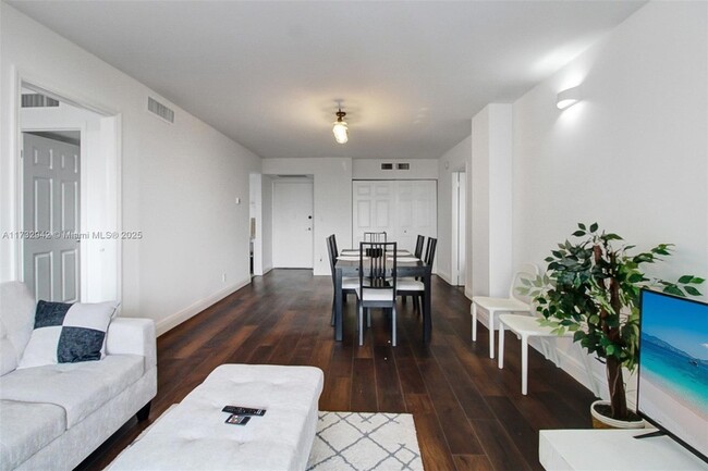 Primary Photo - 3401 N Country Club Dr