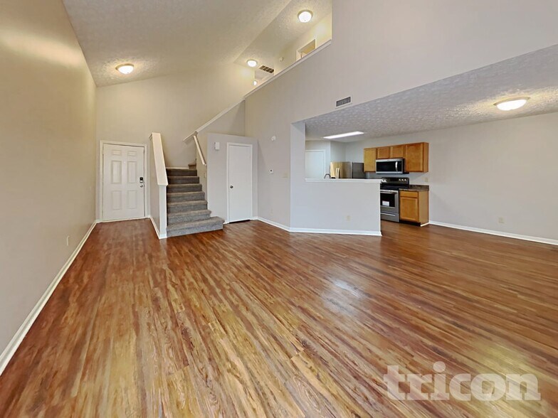 Building Photo - 4475 Connaught Dr E