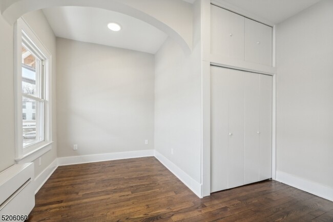 Building Photo - 180 Maplewood Ave