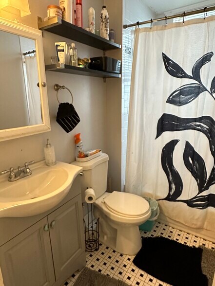 Building Photo - 194 Marion St