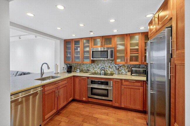 Building Photo - 2555 Collins Ave