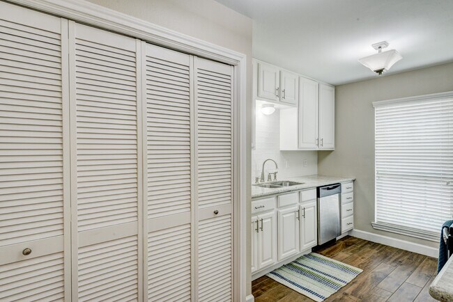 Building Photo - 5869 Valley Forge Dr