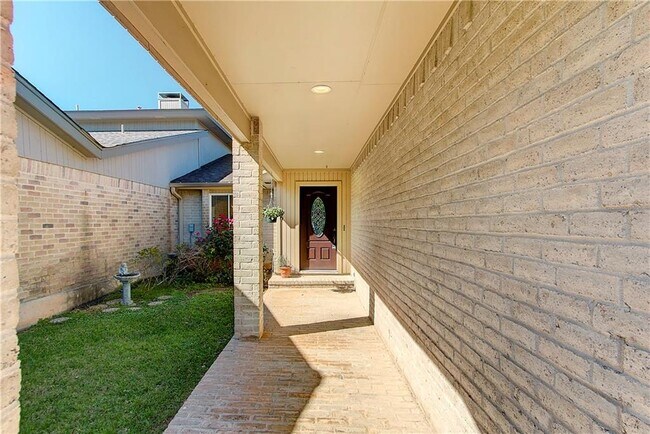 Building Photo - 11121 Pinehurst Dr