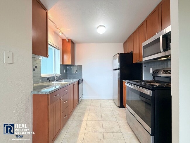 Building Photo - Updated 2 Bed Condo Near the Narrows – Water Views, Covered Parking & Prime Tacoma Location!