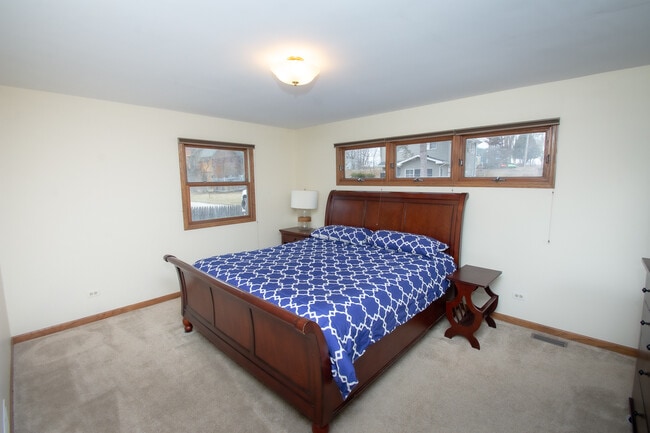 Building Photo - 23231 W Lakeshore Dr