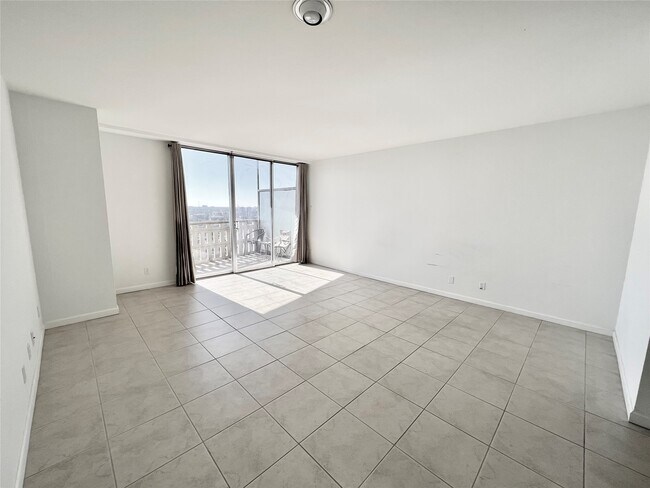 Building Photo - 2016 Main St