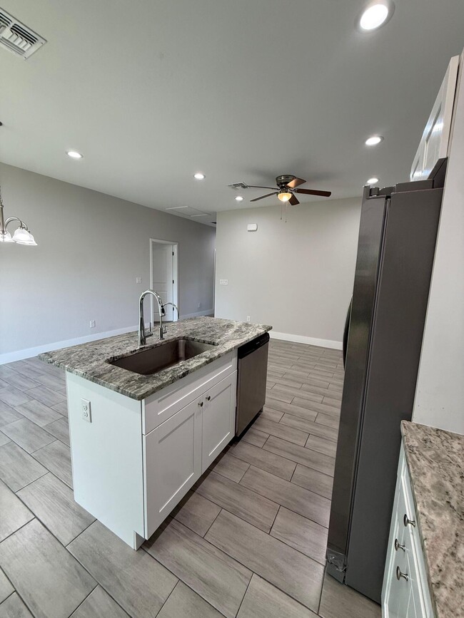 Building Photo - 4800 15th St SW