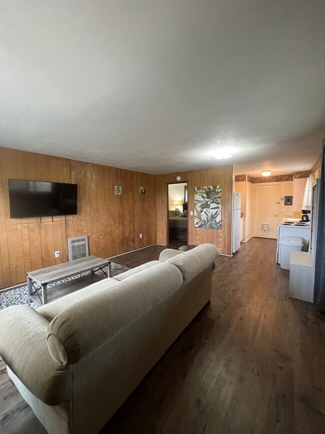 Building Photo - 1-Bedroom Duplex minutes from Eugene!