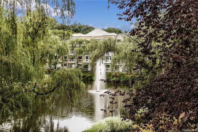 Building Photo - 611 Pondside Dr