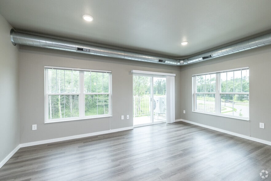 2BR, 2BA - 1,002SF - Living/Dining Room - Kraewood Flats - Summer Rent Special through July 31 2026