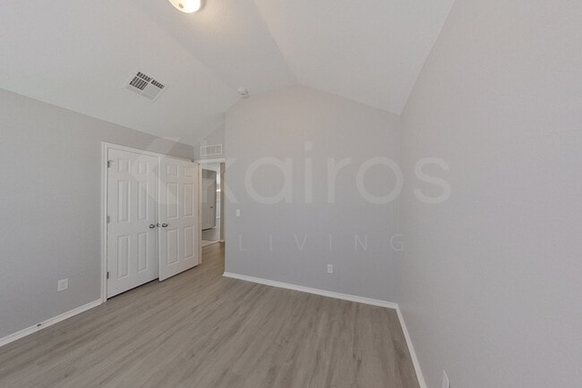 Building Photo - 113 Great Oaks Dr