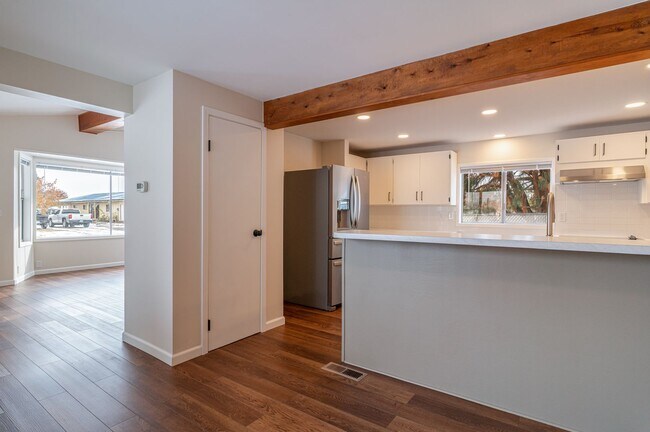 Building Photo - Huge Kitchen, 1000 sq ft Shop/Garage, Remodeled 3 bedroom