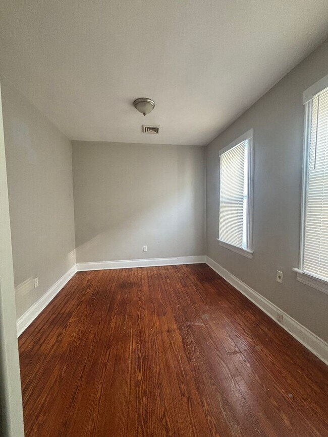 Building Photo - Well Kept 3 Bedroom 1.5 Bathroom Duplex Located in Historic Port Norfolk