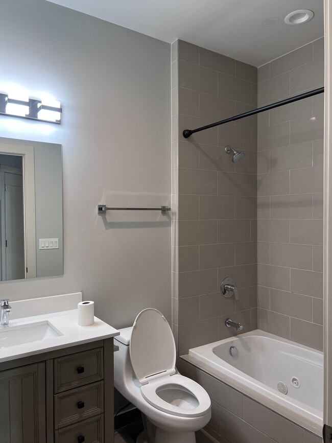 Building Photo - 1208 E 64th St