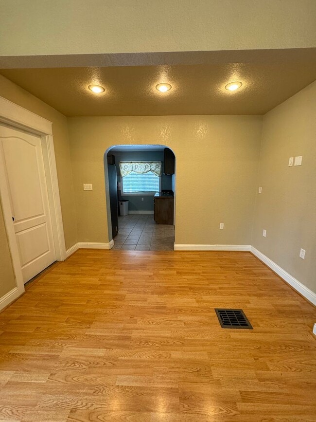 Building Photo - 3 bed 2.5 bath near Pacific Terrace
