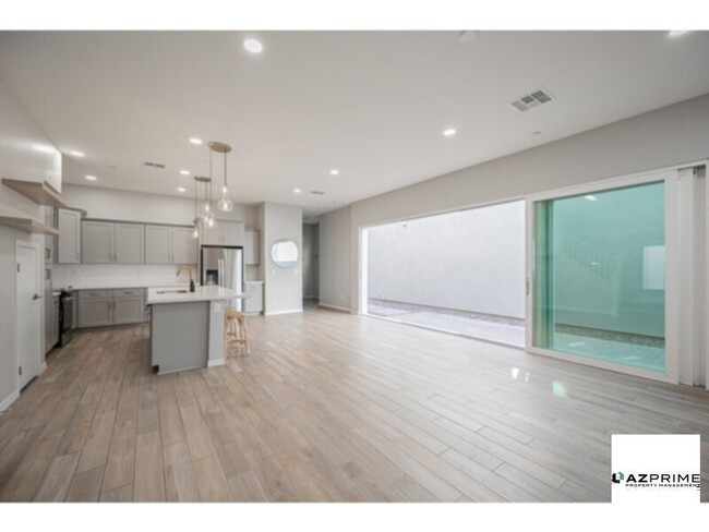Building Photo - Discover this stunning4/4.5 Gilbert house ...