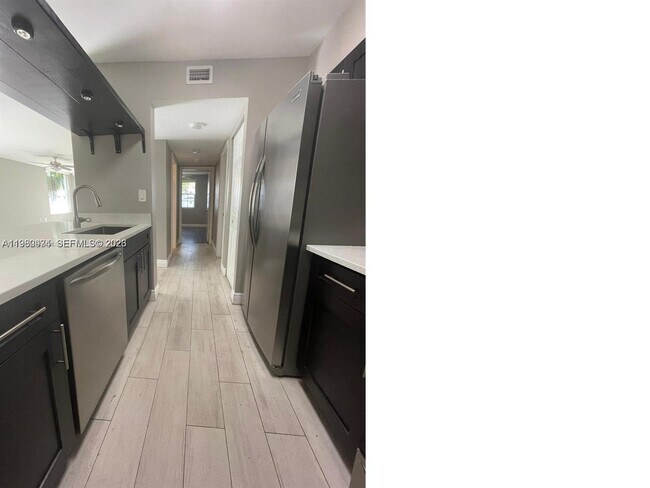 Building Photo - 2811 N Oakland Forest Dr