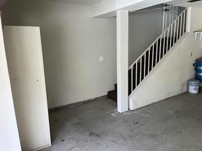 Building Photo - Luxurious Townhouse Located in the exclusi...