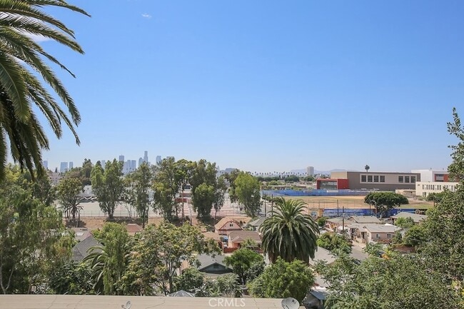 Building Photo - 607 Camulos St