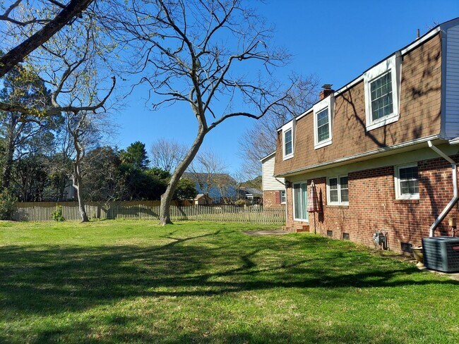 Building Photo - 5 BR 2.5 SINGLE FAMILY HOME