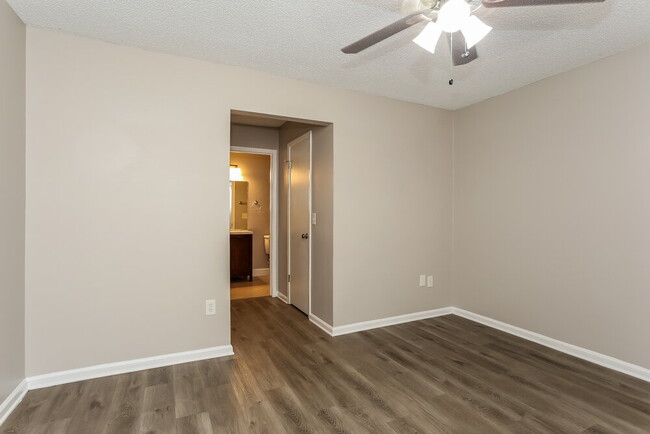 Building Photo - 1608 Twin Oak Dr W