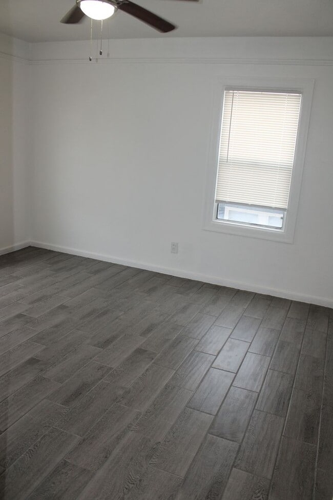 Building Photo - 3 Bedroom, 2 Bath in Single Family Home with BONUS Room Close to Downtown Pittsburg/BART