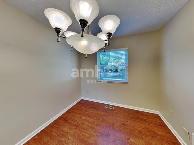 Building Photo - 8612 Oak Creek Dr