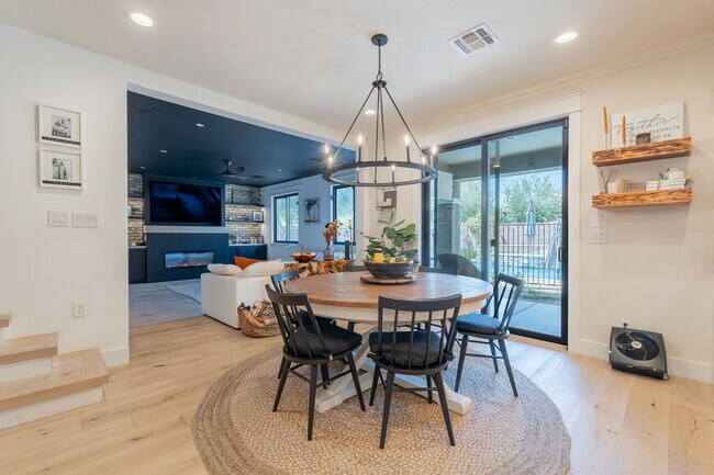 Building Photo - 3852 E Comstock Dr