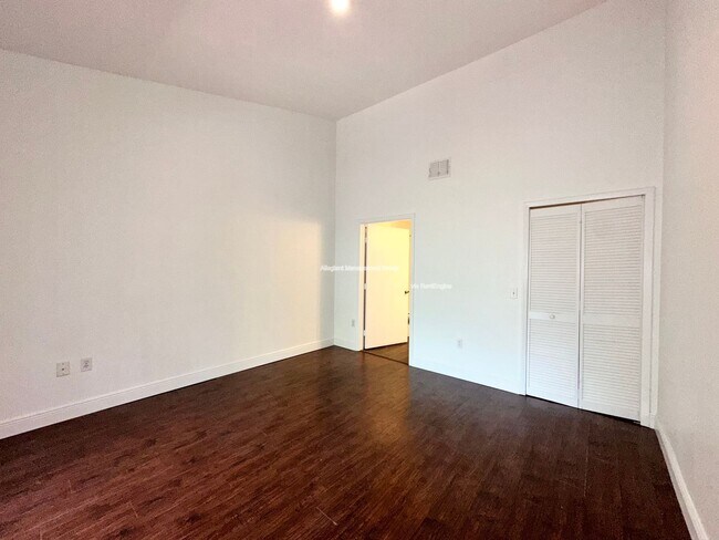Building Photo - 7767 Sugar Bend Dr