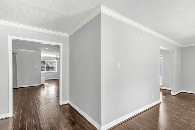 Building Photo - 211 W North Hill Dr