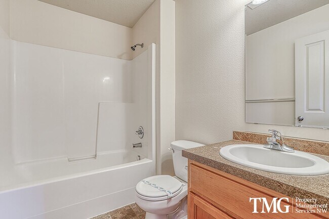 Building Photo - Pet Friendly Home In A Great Convenient Location!