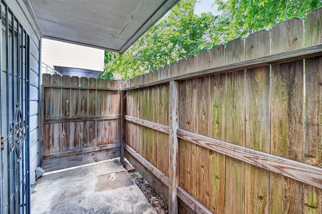 Building Photo - 7200 Clarewood Dr