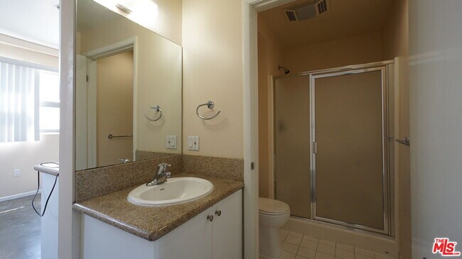 Building Photo - 922 W 23rd St