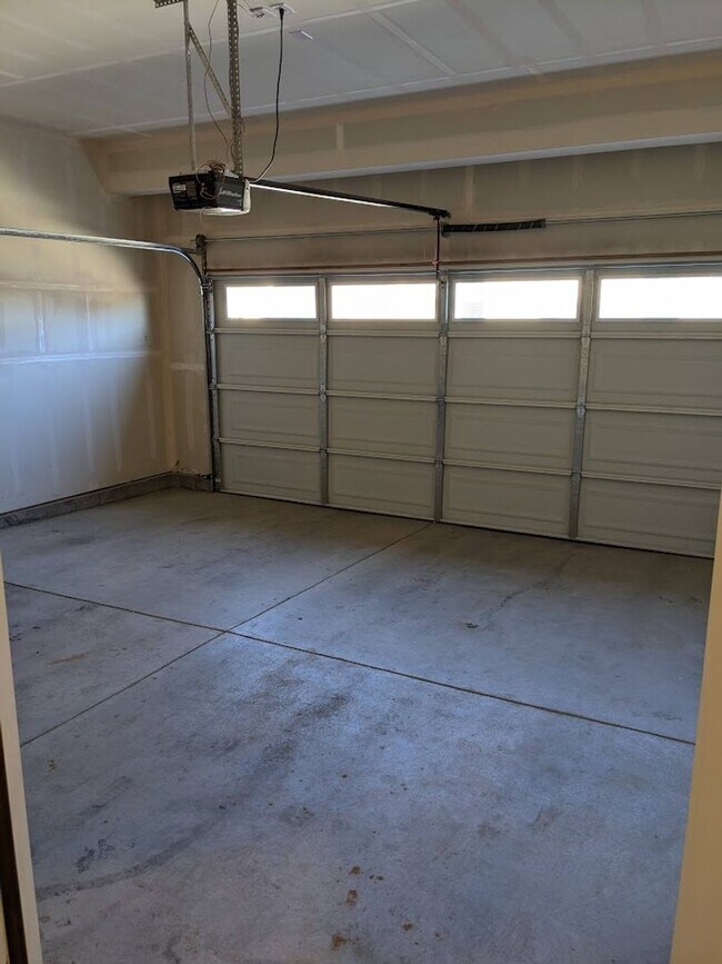 Building Photo - 3 Bed Luxury End Unit Townhome backs to Na...